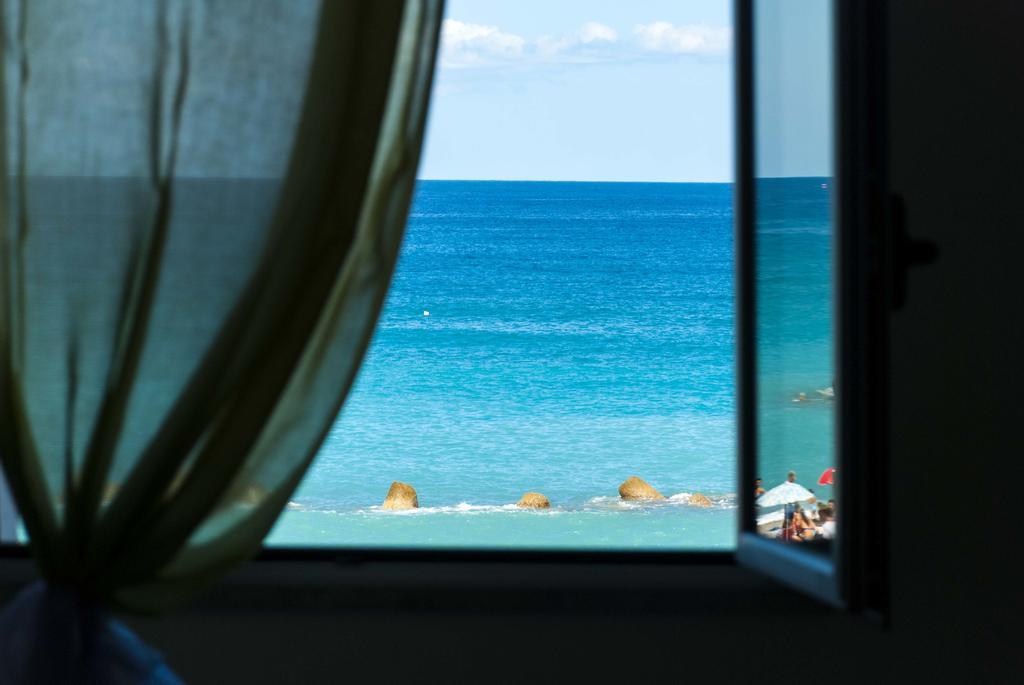 In Riva Al Mare B&B Капо-д'Орландо Экстерьер фото